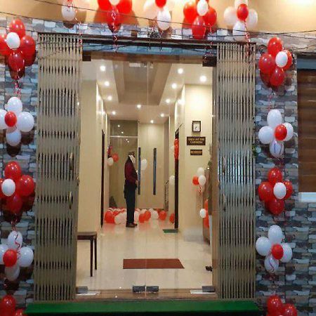 Hotel Artika Inn Варанаси Екстериор снимка