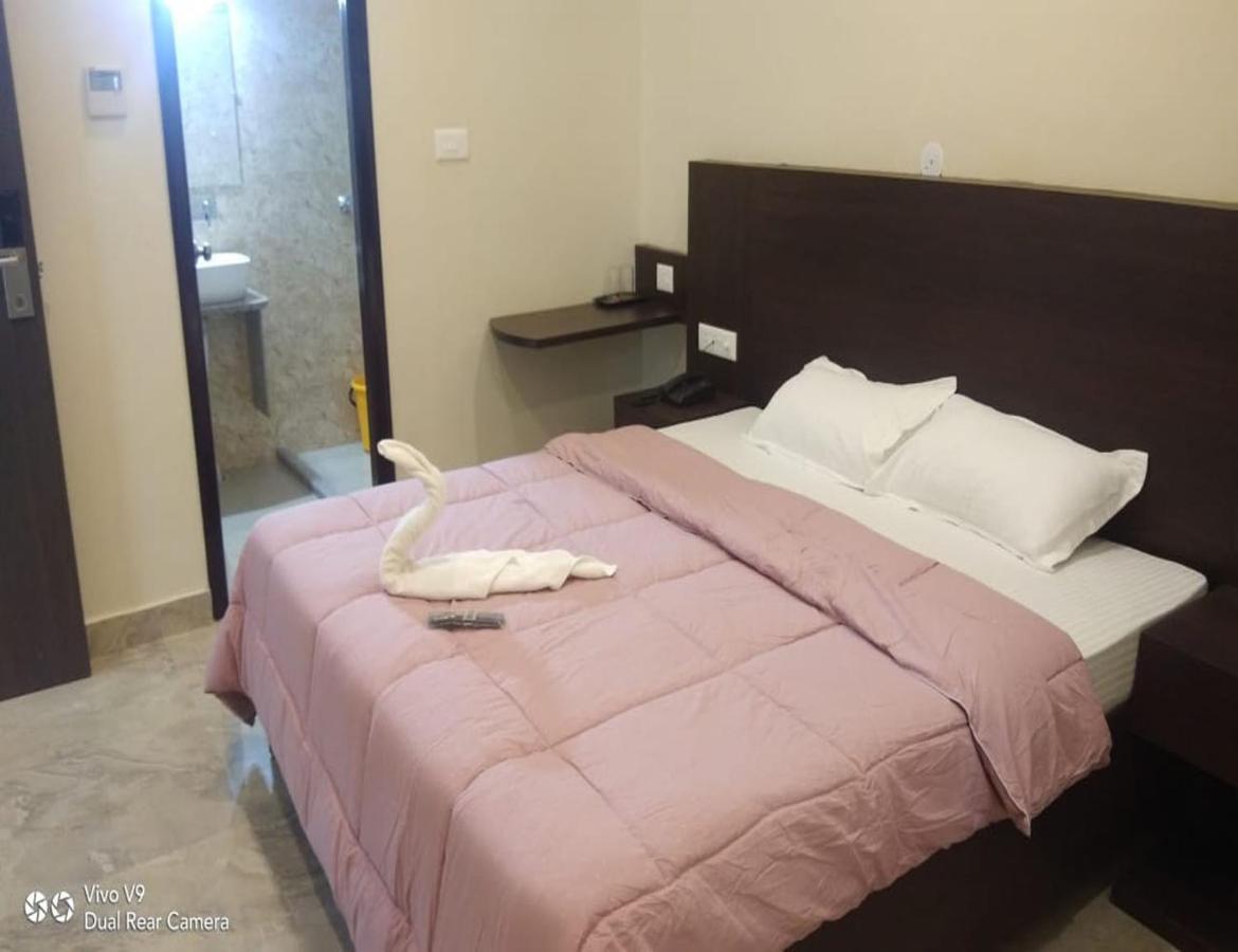Hotel Artika Inn Варанаси Екстериор снимка